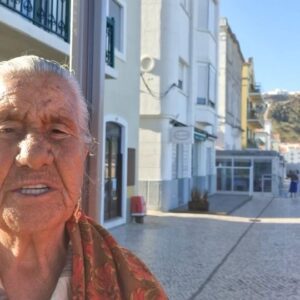 Inês Lopes Gonçalves Instagram - Conheçam Maria Adelaide Vai à Loja, nazarena raçuda, a melhor personagem que conheci durante a saga Repórter do Casaquinho, e marquem aqui o vosso amigo mais invejoso.