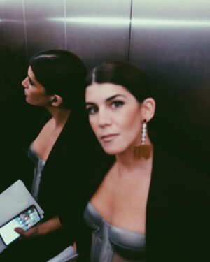 Inês Lopes Gonçalves Instagram - O @wandson faz as redes do Festival mas se pedirem com jeitinho também faz as vossas. #pagueifinos
Para que tudo isto aconteça precisamos das ideias da @paulafarraia, dos brincos espectaculares que faz a @manzonivera (sem nunca importar que eu nunca os use aos pares), dos pincéis da @laranetomakeup e do secador do @ffabricioamonteiro. Obrigada 🩶