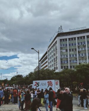 Inês Lopes Gonçalves Instagram - Logo nos 50 anos do dia mais bonito de todos não pude, com muita pena, descer a Avenida mas ainda consegui ir cheirar um bocadinho o Marquês. Vim embora a andar no sentido contrário da multidão mas deixei lá os pequenos, que é o que Abril mais precisa: entranhar-se nos que hão-de continuar a descer a Avenida nos próximos 50 e sempre. Com ou sem pesca.