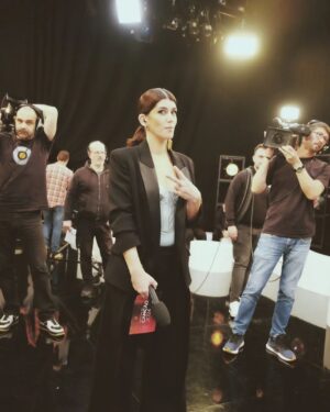 Inês Lopes Gonçalves Instagram - O @wandson faz as redes do Festival mas se pedirem com jeitinho também faz as vossas. #pagueifinos
Para que tudo isto aconteça precisamos das ideias da @paulafarraia, dos brincos espectaculares que faz a @manzonivera (sem nunca importar que eu nunca os use aos pares), dos pincéis da @laranetomakeup e do secador do @ffabricioamonteiro. Obrigada 🩶