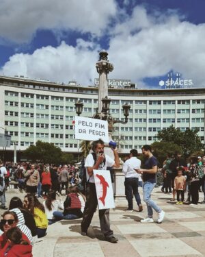 Inês Lopes Gonçalves Instagram - Logo nos 50 anos do dia mais bonito de todos não pude, com muita pena, descer a Avenida mas ainda consegui ir cheirar um bocadinho o Marquês. Vim embora a andar no sentido contrário da multidão mas deixei lá os pequenos, que é o que Abril mais precisa: entranhar-se nos que hão-de continuar a descer a Avenida nos próximos 50 e sempre. Com ou sem pesca.