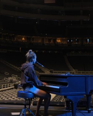 Ingrid Andress Instagram - opening for @stevienicks in Milwaukee gave my heart so much life. my cup is starting to fill back up again 🫗🥤 

📷 @worldfamousmuriel