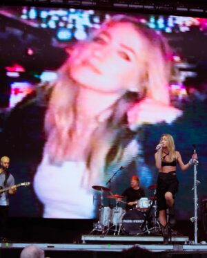 Ingrid Andress Instagram - baby’s first lolla did not disappoint!! thank y’all for coming out in the rain to see me 🫶🏻 top 5 artist bucket list moment for me 🥹

📷 @worldfamousmuriel