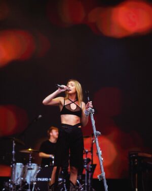 Ingrid Andress Instagram - baby’s first lolla did not disappoint!! thank y’all for coming out in the rain to see me 🫶🏻 top 5 artist bucket list moment for me 🥹

📷 @worldfamousmuriel
