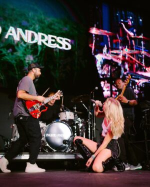 Ingrid Andress Instagram - MARYLAND HEIGHTS 🫶🏼 thank u for last night! not pictured: going to watch @nickelback for 30 mins after we played our show lollllll

📷 @worldfamousmuriel