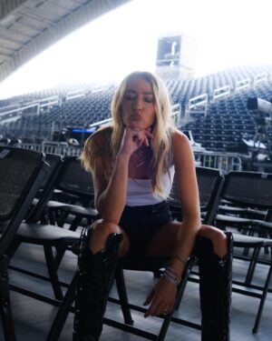 Ingrid Andress Instagram - MARYLAND HEIGHTS 🫶🏼 thank u for last night! not pictured: going to watch @nickelback for 30 mins after we played our show lollllll

📷 @worldfamousmuriel