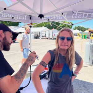 Ingrid Andress Instagram - got a cowgirl hat and a fake tattoo who dis 💁🏼‍♀️ swipe to the end to see how amazing I look as a cartoon 😂 York state fair was a W 🤘🏼

📷 @worldfamousmuriel