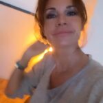 Ingrid Chauvin Instagram - On dirait pas comme ça , mais … réunion de travail ! On pose sur la table, nos envies , nos projets en cours sur l evolution de la gamme Mademoiselle Chauvin , nos essais , les échantillons très concluants que l on espère pouvoir vous proposer prochainement 🙃 Les stocks , les fabrications , les recherches , les designs , la manutention . On gère à 2 , le travail est colossal , mais il est égal à notre plaisir . Douce soirée ✨ @philippewarrin #projet