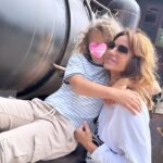 Ingrid Chauvin Instagram - Belle fête à toutes les mamans du monde 🌸 Et plus particulièrement à la mienne , que j aime du plus profond de mon cœur @raymduffau, a toi mamie d amour qui a tenu ce rôle aussi auprès de moi . A vous France «  Belle maman «  @francewarrin que j embrasse tout tendrement . À vous mes poupées @leawarrin @luanawar qui m avez donné ce titre si délicat de « princesse maman «  🩷 cette grande et belle fratrie me comble de bonheur !!. Puis à toi mon fils , merci d être qui tu es , comme on se le dit souvent «  on s aime au delà des étoiles «  …. 🩵sans oublier l étoile la plus scintillante à mes yeux « Jade «  ✨ qui me guide sur mon chemin de vie … merci 🙏🦋✨. À vous tous merci pour vos touchants messages , vous êtes des amours 🦋 je vous embrasse tendrement . Douce soirée . Ingrid #fetedesmeres #maman 🩷