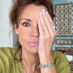 Ingrid Chauvin Instagram - Vous avez un peu de temps ??? 😅. Créer soit même son eye-liner avec le fard à paupières et une micro goutte du sérum 🙃…. J adore trouver des petites astuces rapides et efficaces 🦋 . Vous validez ? Vous pouvez retrouver l ensemble des produits sur le site www.mademoiselle-chauvin.com 🌸 on vous embrasse , doux dimanche . #maquillage