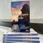 Ingrid Chauvin Instagram - 📕 « L’Échappée belle » d’Ingrid Chauvin, est désormais disponible en poche ! Après trois témoignages plébiscités, Ingrid Chauvin publie « L’Échappée belle », un roman autour d’un thème qui lui tient à cœur, l’emprise et les violences intra-familiales. Résumé : « Elsa est peintre. Sublime, talentueuse, tout lui réussit. Seul l’amour, le vrai, lui manque, celui qui fait battre les cœurs et vibrer les âmes. Lors d’un vernissage, elle croise Éric, un homme au sourire ravageur qui l’embarque pour une folle nuit dans les rues de Paris. Avec lui, elle ne voit pas le temps passer. Ils ne se quittent plus. Mariage magnifique dans le manoir breton où ils se sont installés, cadeaux, mots d’amour à toute heure, Elsa vit un rêve éveillé. Mais bientôt, cette passion connaît une inquiétante oscillation : des remarques voilées sur son physique, des crises de jalousie, des humiliations, autant de poisons instillés insidieusement. Puis les amis qu’elle ne voit plus, la vie en vase clos dans cette maison froide et silencieuse. Au début, Elsa trouvait romantique qu’Éric lui tienne si fort la main avant de s’endormir, désormais, elle a peur, peur d’être devenue sa chose, peur de ne pouvoir échapper à la prison qui se referme sur elle. » #ingridchauvin #lechappeebelle #roman #livre #michellafon #editionmichellafon