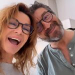 Ingrid Chauvin Instagram - Alors vous aimez le résultat du mur ? Journée sous le signe de la bonne humeur encore et toujours 🩵@phwarrin #happylife . On vous embrasse fort ❣️
