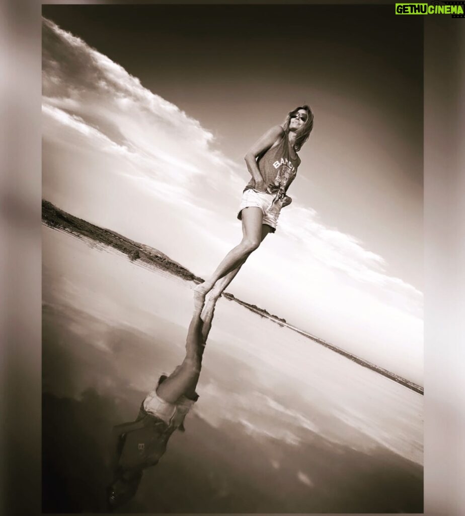 Ingrid Chauvin Instagram - ✨Que nos choix soient le reflet de nos espoirs ✨. Belle journée à tous Je vous embrasse tendrement. 📸: @philippewarrin #photooftheday #blackandwhite #noiretblanc #pictures #plage #sete