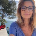 Ingrid Chauvin Instagram - J ai aujourd’hui envie de mettre à l honneur Isabelle , 57 ans , qui a osé quitter son emploi de caissière pdt plus de 20 ans pour tenter de vivre de sa passion ! Son parcours me touche et ses créations sont remplis de passion et de délicatesse . L ensemble est confectionné à la main avec des matériaux naturels et Français . Je lui porte toute mon admiration et me permets de vous faire découvrir son savoir faire qui je suis sûre saura vous séduire tout autant . Vous pouvez jeter un œil , voir 2 🙃 sur son compte @bymanouzaza . #jeuneentrepreneuse #partage #talent Je vous embrasse . N hésitez pas à commenter si vous aimez 🤍
