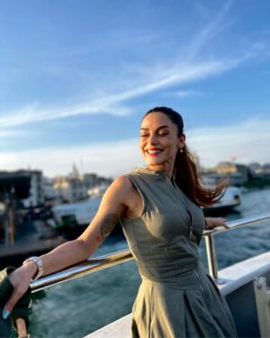 İpek Bağrıaçık Instagram - Güneşli günleri özledik ama di mi ? 🌼🌿☀️🙌🏼