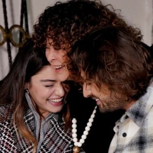 İpek Tenolcay Instagram - bazen gülmek ağlamaya sebep ,bazen ağlamak gülmeye...siz gülün hep gülün 🙏🙏❤❤ 
@aycaaysinturan  @alpnavruz  #adamasalı #ayyapım  #startv