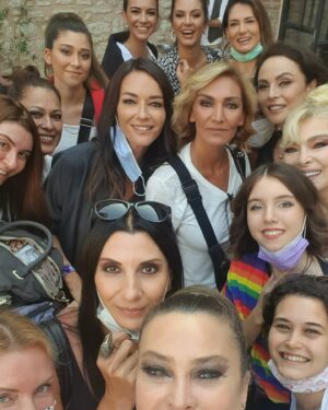 İpek Tenolcay Instagram - Ne güzel bir gündü,eski dostlar,çocuklarımız ve bizi jübilesinde podyumda buluşturan Yıldırım Mayruk❤ 
#defile #yıldırımmayruk