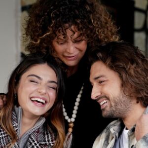 İpek Tenolcay Instagram - bazen gülmek ağlamaya sebep ,bazen ağlamak gülmeye...siz gülün hep gülün 🙏🙏❤❤ 
@aycaaysinturan  @alpnavruz  #adamasalı #ayyapım  #startv