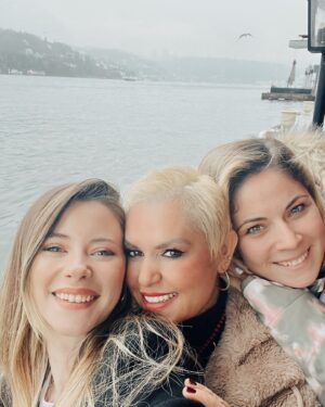 İpek Yaylacıoğlu Instagram - Sarıyım, sarısın, sarı 👩 👩👩
Güzel ve güçlü kızçelerim.. 
İyi ki varsınız 💛
