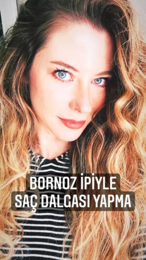 İpek Yaylacıoğlu Instagram - Bornoz ipiyle saç dalgası yapma. Nemi alınmış saça serum sür ve tara. Bornoz ipine sararak sprey sıkıp sabitle. Uyandıktan sonra açıp tekrar sprey sık ✨ #ısıkullanmadandalgalısaçlar #saçdalgası