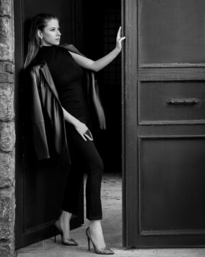 İpek Yaylacıoğlu Instagram - Çekimimizden karelere devam 🖤 Styling: @asliiplikcioglu Fotoğraf: @kursadkarakus Saç&Makyaj: @gulsen.ozbakan