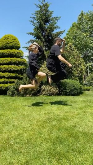 İpek Yaylacıoğlu Instagram - Yer lav olursa 🌋 😀💃🕺🏻#floorislava #floorislavachallenge