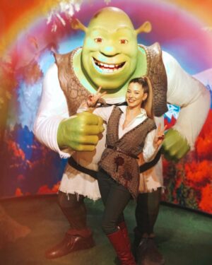 İpek Yaylacıoğlu Instagram - Shrek'in yamağından bir #tbt geldiiii 

Benim favori karakterim senelerdir değişmez 
"Beetlejuice, Beetlejuice,Beetlejuice" Beter Böcek ⬛⬜
Sizin en sevdiğiniz kahramanınız/karakteriniz hangisi? Yorumlara bekliyorum :)
----
"Arkadaşım Shrek’le güzel bir gün #shrek 💚"