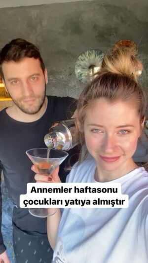 İpek Yaylacıoğlu Instagram - Annemler haftasonu çocukları yatıya aldığında ne mi oluyor???? Partiiiiiiii başlasııın 🙌 #çocuklarduymasın #haftasonukeyfi #partibaşlasın #reelsinstagram #reels #ipekusta