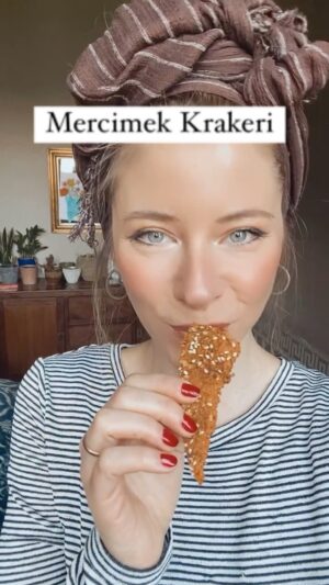 İpek Yaylacıoğlu Instagram - Mercimek Krakeri:
Wasa ekmeği yerine bir alternatif ararken @semaozpekmezci ‘nin mercimek krakeri/cipsi tarifi karşıma çıktı. Baya tok tutan çıtır bir tarif.  Tarif için teşekkürler ☺️🤍
 Malzemeler:
-2 çb geceden ıslatılmış k.mercimek 
-2 parmak kalınlığında beyaz peynir (koymayabilirsiniz)
-1/4 çb su -sarımsak tozu - @fitgustolab fajita baharatı  Yapılışı:  Suyu süzülen mercimek   peynir   baharatlar rondoda çekilir incecik (kağıt gibi) yağlı kağıda yayılır. Üstüne istediğiniz baharatları ekleyebilirsiniz. Ben vegeta çeşnili tuz, susam, @naturiga_natural_foods besin mayası ekledim. 170 derece turbo fırında çıtır olana kadar pişirdim (yaklaşık 45 dk)ve fırında soğumaya bıraktım.
🌱Öneri: Üstüne sürme peynir, yoğurt, zeytin ezmesi vb. ekleyip afiyetle yiyebilirsiniz ☺️