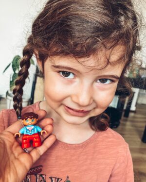 İpek Yaylacıoğlu Instagram - Siz hiç lego Ece görmüş müydünüz? @gizemerbirer söyledi bugün, oğlu Gece lego oynadığında bu legoyu bizim Ece diye oynatıyormuş. Sizce benziyor mu Ece’ye, lego Ece ? Bence tıpkısının aynısı 😀 #lego #legotürkiye