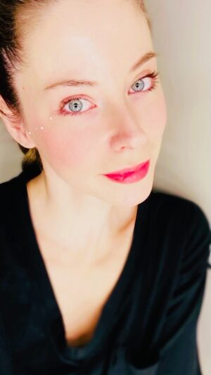 İpek Yaylacıoğlu Instagram - Krem allık nasıl yapılır? Sıfır atık için de güzel bir çözüm ✌🏻
Malzemeler:
✨Ruj (kullanmadığın ya da kırılmış)✨Highlighter ✨Çakmak ✨Metal kapaklı bir kutu  #diy #kremallık #kremallıkyapımı