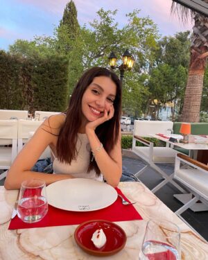 İrem Yüksel Instagram - Restoranda deniz ürünleri dışında bişey olmadığını öğrenmeden 2dk önce 😌