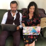 Irem Altug Instagram - #tbt gününü bile kaçırmışım, neyse günlerin anlamsızlaştığı zamanlarda #evdekal an dostlara gelsin. Bir zamanlar set arkası @erkankeka Sağlıklı günlerde Yanyana gelmek dileğiyle 😂😘
