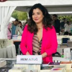 Irem Altug Instagram - San Francisco Kafası adlı kitabımın imza gününe gelen herkese çok teşekkür ederim, okuyanların yorumlarını dört gözle bekliyorum ❤️ @izkitapfuari ve @monakitap ; beni İzmir’le buluşturduğunuz için ayrıca teşekkürler 🌸🌸🌸