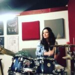 Irem Altug Instagram - Uzun bir aradan sonra ✌️ istek parça kabul ediyorum 😂 #davul #drums @canturfan