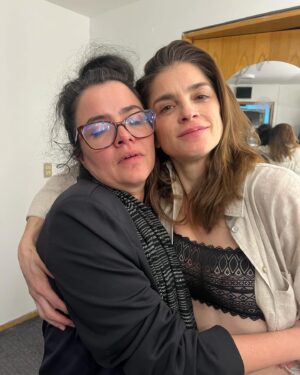 Irene Azuela Instagram - Desde que vi su Ofelia en 2005 llevo esperando este momento. No importa si me está tomando el pelo en la foto 2, yo le voy a creer. 😍 @edwarda.gurrola  #señoronacomploteemos