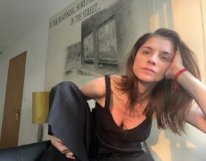 Irene Azuela Instagram - Marzo de tanto. Sentirme homesick en mi propia casa, un estreno espectacular, maratón de funciones, besos a mi persona favorita, video llamadas, días de apapacho, teamback con mis hermanos, paseos obligados con perrita eléctrica. Aprender finalmente la importancia de dormir…