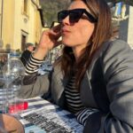 Irene Azuela Instagram - Esta hermosa mujer entró y saludó a todos con la alegría que la flor le daba. Se llamaba Giuliana, como mi hija. 😍. Ciao Italia!