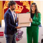 Irene Junquera Instagram - Gracias, @valdeolmosalalpardo y @robertogomezoc por este premio tan merecido 🤣🤣 Lo pasé increíble y fue un placer estar junto a tantas leyendas del fútbol 🙌🏼⚽️ (están en la última foto)