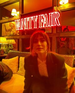 Irene Montalà Instagram - Todo tiene una historia alternativa… 1. En la fiesta de @vanityfairspain con la preciosa @natasanchezmol 2. Cuando llevas un vestido joya y el techo también lo es. 3. Joyas increíbles de @rabatjewellery 4. @vanityfairspain party. 5. Con @_theneondemon de @unomodels de regreso al hotel 6. y 7 buscando lugares donde descansar de los tacones. 8. Fiesta de pijama escuchando a Mina.