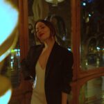 Irene Montalà Instagram - Ayer @etniabarcelona organizó un evento precioso en la Casa Batlló. Ver la tormenta a través de sus ventanales es algo que guardaré en mi ❤️ Gracias @aagullo , eres garantía de belleza. Y siempre feliz de verte @claradenadaltrias 😊 #casabatllóxetniabarcelona #etniabarcelonacommunity @etniabarcelona 📸 @martapalmer