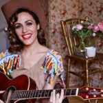 Irene Montalà Instagram - 2023, un año en el que pedí y se me dió más de lo que esperaba. Año trepidante sin respiro. Año de objetivos cumplidos, logros que parecían inalcanzables y también renuncias inesperadas. Año extenuante. Año de apertura, de celebración, de aprendizaje. Año difícil, pero con la suerte siempre de mi lado. El año del cambio. Año de amistad. Año de decisiones. Año de poner límites. De buenas noticias. De muchos principios y también algunos finales. He sido fuerte y vulnerable como nunca. Gracias por todo ello. Pero lo dejo, ahora sí, sin nada pendiente. 2023 ha sido un año clave, un antes y un después que no olvidaré. 2024, te espero con los brazos abiertos. Quiero todo de ti. Os dejo estas fotos de un trabajo que hicimos @elena.simandan @carpantis y yo hace un tiempo donde salen mis dos amores caninos. Su marcha es tan reciente que todavía me araña el corazón. Os deseo un año lleno de salud, amor y creatividad. Gracias por este camino juntos. Feliz 2024❤️