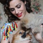 Irene Montalà Instagram - 2023, un año en el que pedí y se me dió más de lo que esperaba. Año trepidante sin respiro. Año de objetivos cumplidos, logros que parecían inalcanzables y también renuncias inesperadas. Año extenuante. Año de apertura, de celebración, de aprendizaje. Año difícil, pero con la suerte siempre de mi lado. El año del cambio. Año de amistad. Año de decisiones. Año de poner límites. De buenas noticias. De muchos principios y también algunos finales. He sido fuerte y vulnerable como nunca. Gracias por todo ello. Pero lo dejo, ahora sí, sin nada pendiente. 2023 ha sido un año clave, un antes y un después que no olvidaré. 2024, te espero con los brazos abiertos. Quiero todo de ti. Os dejo estas fotos de un trabajo que hicimos @elena.simandan @carpantis y yo hace un tiempo donde salen mis dos amores caninos. Su marcha es tan reciente que todavía me araña el corazón. Os deseo un año lleno de salud, amor y creatividad. Gracias por este camino juntos. Feliz 2024❤️