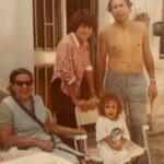 Irene Montalà Instagram - Cuando era pequeña y venían mis tíos de Inglaterra era una fiesta. Eran modernos, siempre traían un montón de regalos que aquí no existían, chocolates Cadbury y por supuesto un par de cajas de After Eight. Eran ilusión y amor a raudales. Historias de tierras lejanas y lágrimas cuando se iban de nuevo. Mi prima inglesa, por las noches, me decía que saliéramos al patio a tomar la luna. Ella era blanca como la leche. Y yo salía con ella, en silencio y llena de fe, y me tumbaba a tomarla. Mis tíos, aún viviendo tan lejos, nos hacían sentir que estaban cerca, que éramos equipo. Volvieron a España cuando se jubilaron. Y han tenido una vida inmensamente feliz en Londres y aquí. Es una historia más de emigrantes, lo sé. Vengo de una familia que emigro por todo el mundo. Pero eran mis tíos. Y hoy mi tío Juan se ha ido. La ultima foto es mi tía con Lady Di, alucina. Y la primera, él me hablaba de esta foto. Yo siempre quería ponerme sus zapatos y él se tronchaba. Qué sencilla es la felicidad cuando se tiene todo. Ese todo para algunos es nada. Pero el sentimiento de pertenecer, de hogar, de amor incondicional se aprende por desgracia, cuando se pierde. Porque se van igual que nosotros nos iremos. He tenido una vida fantástica, decía él. Feliz, a pesar de TODO. “La felicidad no es una meta, es una actitud de vida,nosotros elegimos la mayoría de veces y de manera consciente, vivir felices o desgraciados. No se trata de tener o de alcanzar esto o aquello, se trata sencillamente, de ser feliz” Mi pequeño homenaje a uno de los hombres de mi vida. Descansa en paz, Juan. Qué suerte ser de tu equipo❤️ A toda esa gente que tuvo y tiene que emigrar para construir una vida mejor.