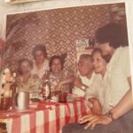 Irene Montalà Instagram - Cuando era pequeña y venían mis tíos de Inglaterra era una fiesta. Eran modernos, siempre traían un montón de regalos que aquí no existían, chocolates Cadbury y por supuesto un par de cajas de After Eight. Eran ilusión y amor a raudales. Historias de tierras lejanas y lágrimas cuando se iban de nuevo. Mi prima inglesa, por las noches, me decía que saliéramos al patio a tomar la luna. Ella era blanca como la leche. Y yo salía con ella, en silencio y llena de fe, y me tumbaba a tomarla. Mis tíos, aún viviendo tan lejos, nos hacían sentir que estaban cerca, que éramos equipo. Volvieron a España cuando se jubilaron. Y han tenido una vida inmensamente feliz en Londres y aquí. Es una historia más de emigrantes, lo sé. Vengo de una familia que emigro por todo el mundo. Pero eran mis tíos. Y hoy mi tío Juan se ha ido. La ultima foto es mi tía con Lady Di, alucina. Y la primera, él me hablaba de esta foto. Yo siempre quería ponerme sus zapatos y él se tronchaba. Qué sencilla es la felicidad cuando se tiene todo. Ese todo para algunos es nada. Pero el sentimiento de pertenecer, de hogar, de amor incondicional se aprende por desgracia, cuando se pierde. Porque se van igual que nosotros nos iremos. He tenido una vida fantástica, decía él. Feliz, a pesar de TODO. “La felicidad no es una meta, es una actitud de vida,nosotros elegimos la mayoría de veces y de manera consciente, vivir felices o desgraciados. No se trata de tener o de alcanzar esto o aquello, se trata sencillamente, de ser feliz” Mi pequeño homenaje a uno de los hombres de mi vida. Descansa en paz, Juan. Qué suerte ser de tu equipo❤️ A toda esa gente que tuvo y tiene que emigrar para construir una vida mejor.