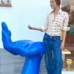Irene Montalà Instagram - Aprendiendo quiromancia con una mano azul. Me dice que todo va a ir bien ❤️ Lugares favoritos @1971art_gallery_design 📸 @victoriano_photo