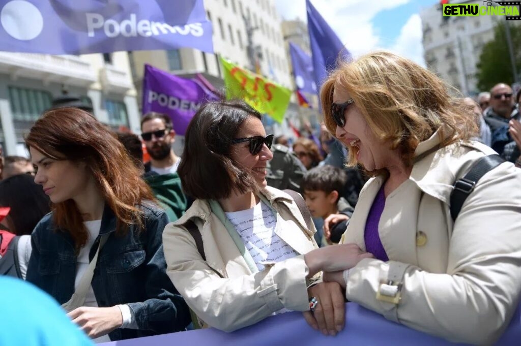 Irene Montero Instagram - Por un estatuto de los trabajadores y trabajadoras que acabe, por fin, con la precariedad. Por un trabajo con más derechos. Por una vida con tiempo libre. Por eso salimos hoy #1DeMayo a las calles.