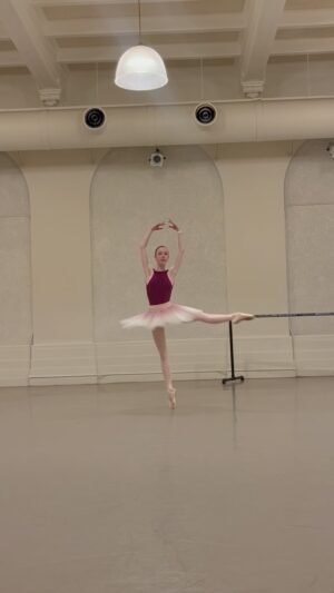 Irina Dvorovenko Instagram - A clip from a couple days ago, in the studio working with the incredibly talented and driven Elisabeth Beyer!🩰💪She is working on her Medora variation. 

Here are some fundamental tips for double à la second en dedans: 

- A solid plié on the right leg with the opening of the right arm 

- Take the left leg with you 

- Make sure to keep the working hip down! @elisabethsbeyer #tipsoftheday #yagp #ballet #corsaire #ballerina #pointe #variation