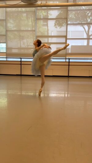 Irina Dvorovenko Instagram - Skylar's Swan Lake at the Metropolitan Opera is coming up soon!!! Her endless pursuit of perfection is beyond admirable and very inspiring. 🦢🩰🖤@skylarbrandt #dance #dancer #ballet #ballerina #pointe #variation #swanlake #odette #odile #yagp #privatecoaching