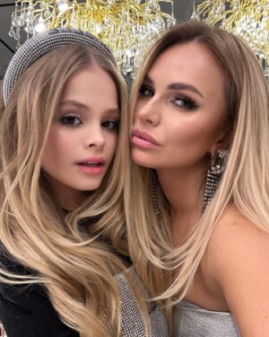 Irina Mairko Instagram - С Новым Годом, зайки🤗😘 2023  #семья